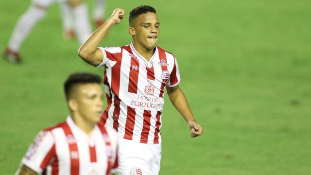 Thiago comemora gol marcado que abriu o placar