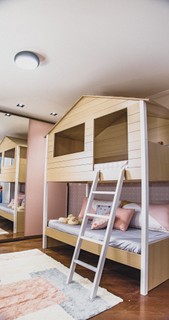  Com a ideia de ser leve e divertido, o espaço conta com uma cama suspensa em formato de casa, que dá uma característica lúdica para o cantinho da pequena. “É um quarto cenário", conta Tati