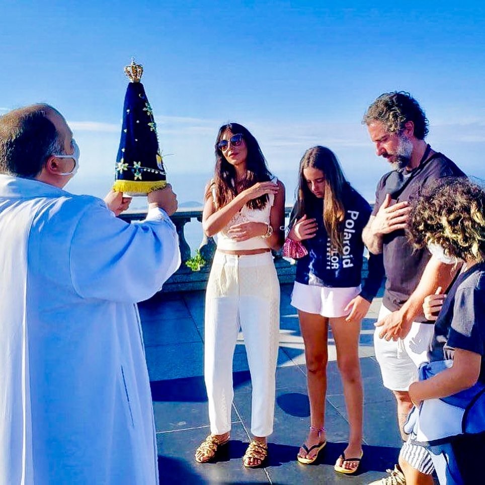 Marcos Mion participa com família de cerimônia no Cristo Redentor (Foto: Reprodução Instagram)