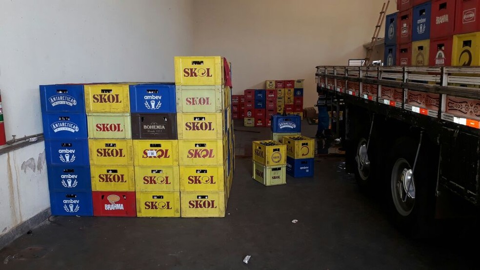 Cerca de 400 caixas de garrafas já adulteradas foram apreendidos em Ourinhos (Foto: Romeu Neto/ TV TEM )