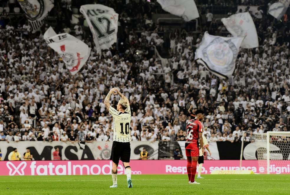 Superação, transformação e fé: como Róger Guedes virou protagonista no Corinthians