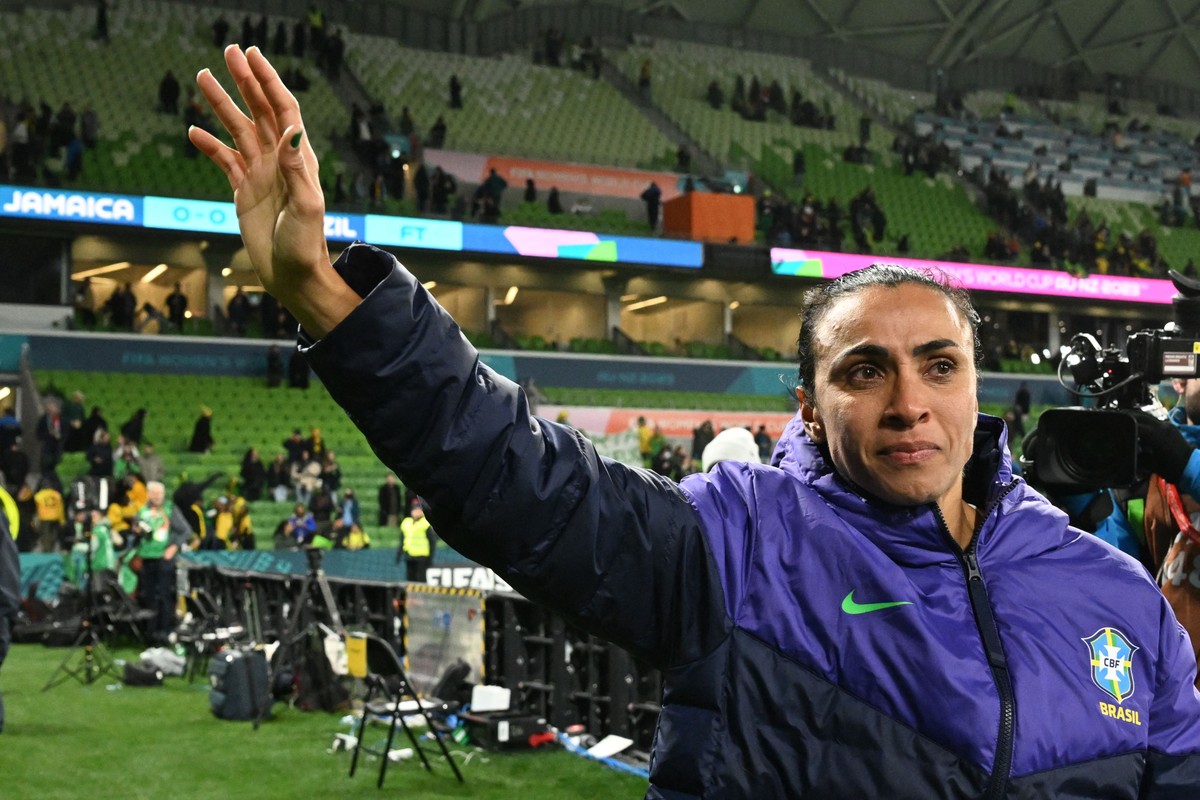 Jamais deixarei de lutar pelo futebol feminino', diz Marta após eliminação  do Brasil na Copa