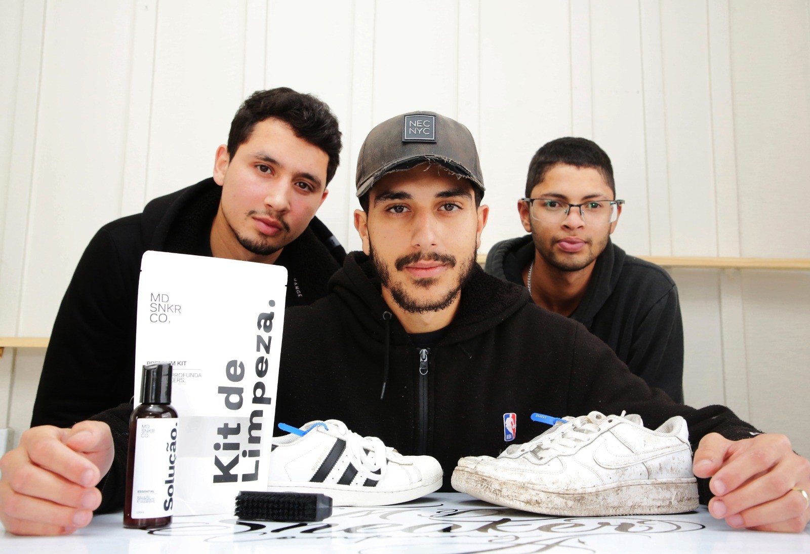 Jovens apostam no conserto e na customização de tênis por delivery: 'Somos sapateiros gourmet'