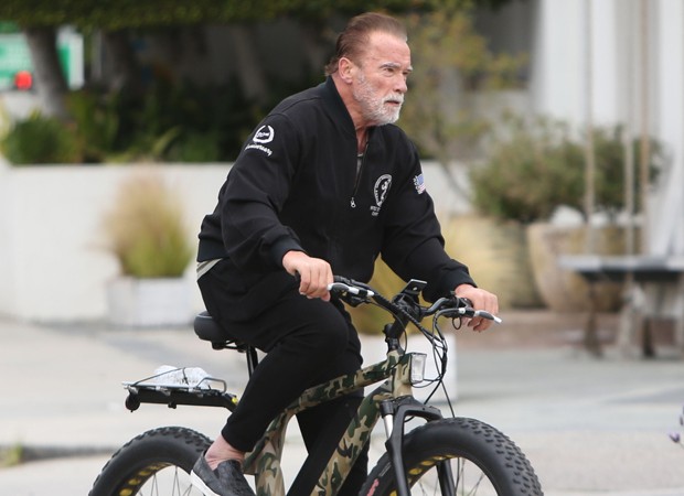 Arnold Schwarzenegger pedala em Los Angeles sem usar máscara de proteção (Foto: The Grosby Group)