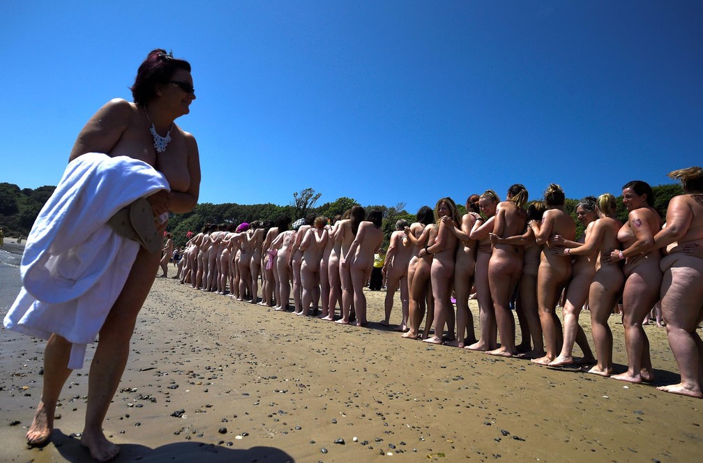 Evento reÃºne 2.505 mulheres tomando banho de mar nuas na Irlanda (Foto: Clodagh Kilcoyne/Reuters)