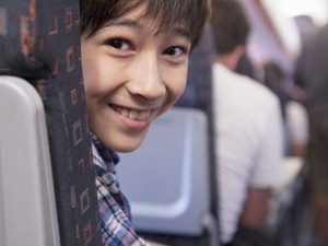 Criança em assento de avião (Foto: Kaori Ando / Image Source/ AFP)