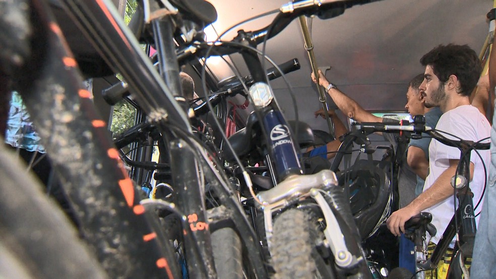 Ciclistas se espremem para levar bicicletas em Ã´nibus na Grande VitÃ³ria â€” Foto: Manoel Neto/ TV Gazeta