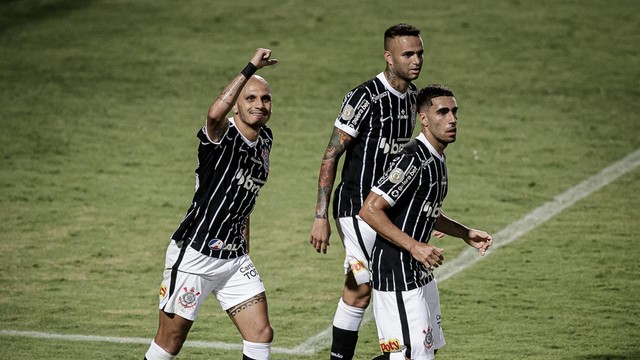 Fábio Santos comemora gol do Corinthians