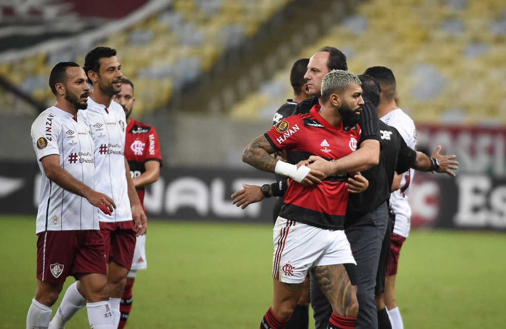 Ceni segura Gabigol em Flamengo x Fluminense, final do Carioca 2021; à esquerda, Yago Felipe e Fred — Foto: André Durão