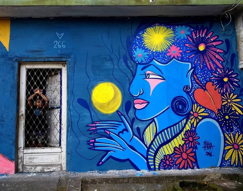 Pintura feita na comunidade da região do Mercado Municipal de Santos, SP, fez menino dizer que nunca tinha visto sua casa tão bonita — Foto: Arquivo pessoal