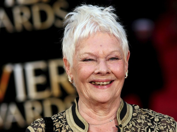 A atriz Judi Dench, de 81 anos, durante posa neste domingo (3) ao chegar ao Olivier Awards 2016 na Royal Opera, em Londres (Foto: Neil Hall/Reuters)