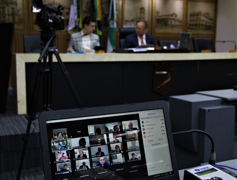 Maioria dos vereadores de Natal usou videoconferência durante sessão plenária. — Foto: Marcelo Barroso/CMN/Divulgação
