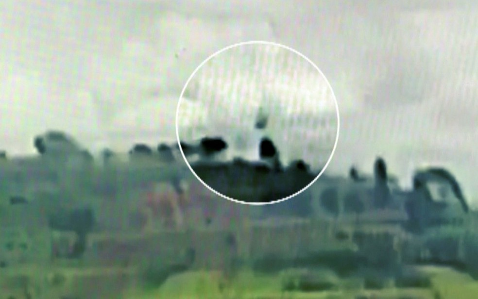 Imagem mostra fumaça saindo de helicóptero quando ainda estava no ar — Foto: TV Globo/Reprodução