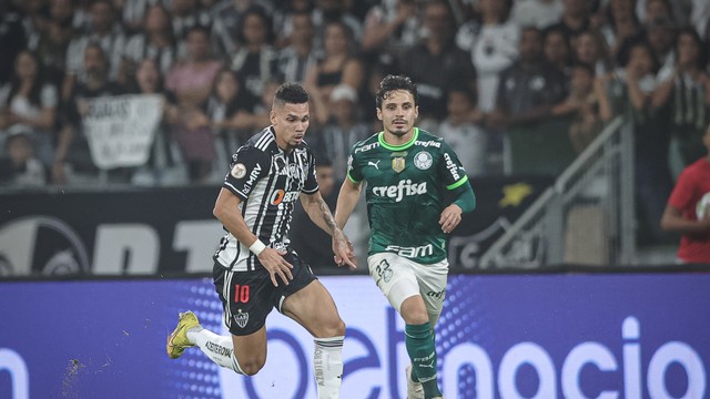 Paulinho, atacante do Atlético-MG, tenta avançar ao ataque no jogo contra o Palmeiras