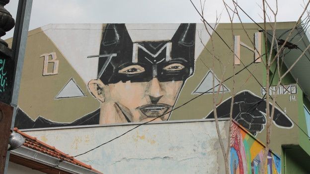 Grafite do homem-morcego deu origem ao apelido do local que passou a ser conhecido como Beco do Batman (Foto: Charles Humpreys/BBC)