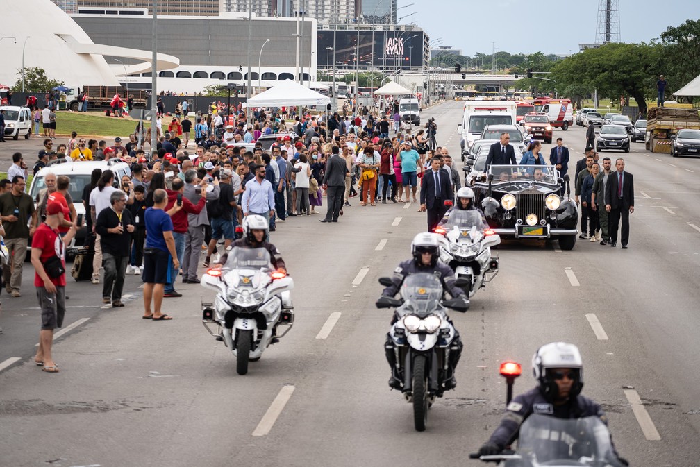 Público acompanha ensaio da posse presidencial que movimentou a Esplanada dos Ministérios nesta sexta-feira (30) — Foto: Fábio Tito/g1