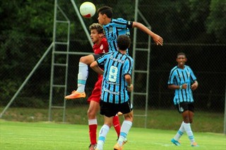 Gre-Nal sub-14 tem briga entre jovem e preparador e termina na delegacia
