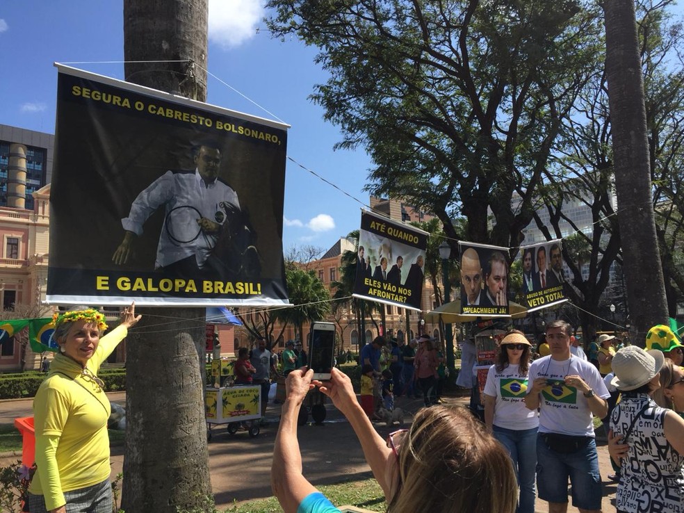 'Segura o cabresto, Bolsonaro', diz cartaz — Foto: Raquel Freitas / G1