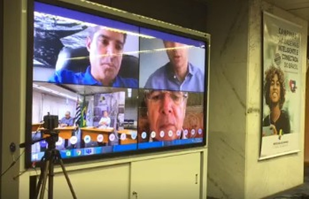 O ministro Paulo Guedes (abaixo, à dir.) durante videoconferência com prefeitos — Foto: Reprodução / rede social