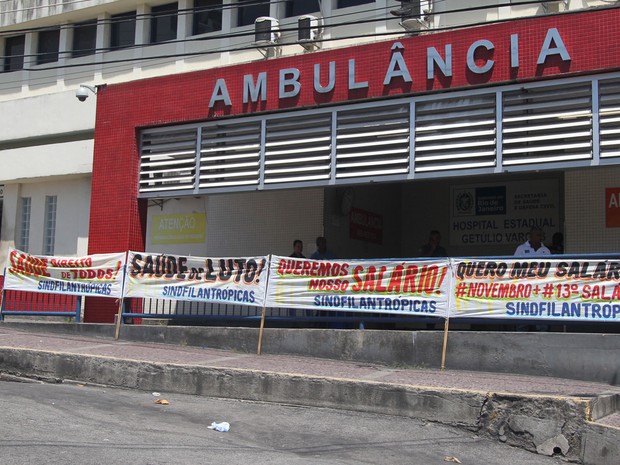 Faixas deixadas por funcionários no Hospital Getúlio Vargas, zona norte do Rio (Foto: Cacau Fernandes/Agência O Dia/Estadão Conteúdo)
