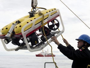 A member of the team shows the underwater equipment used during the expedition to search for the missing ships (Photo: AP Photo/The Canadian Press, Adrian Wyld)