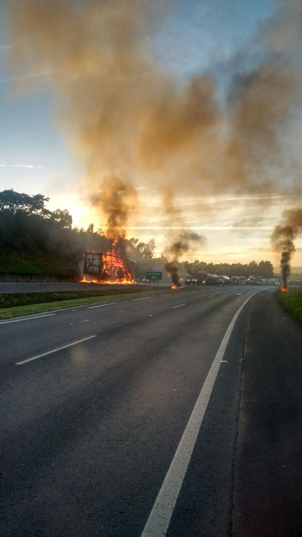 Motorista conseguiu sair a tempo do caminhão (Foto: Arquivo pessoal)