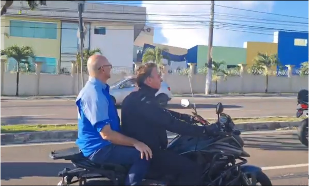 Sem capacete, Bolsonaro participa de motociata em Manaus | Política