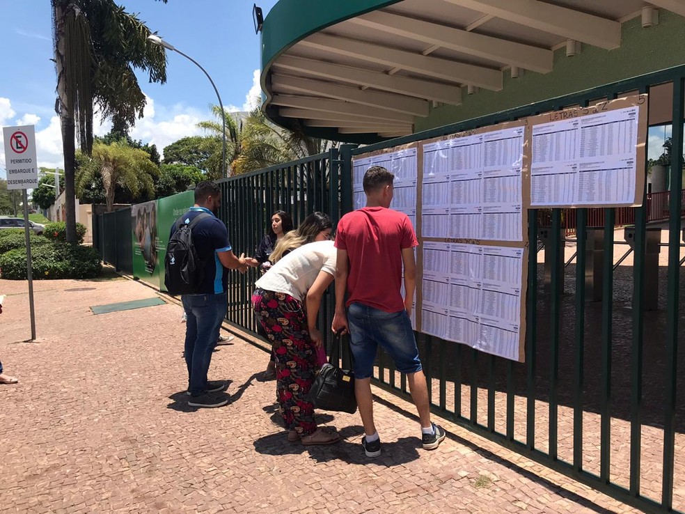 Candidatos aguardam para fazer prova do Enem, neste domingo (10), em escola na Asa Norte — Foto: Afonso Ferreira/G1
