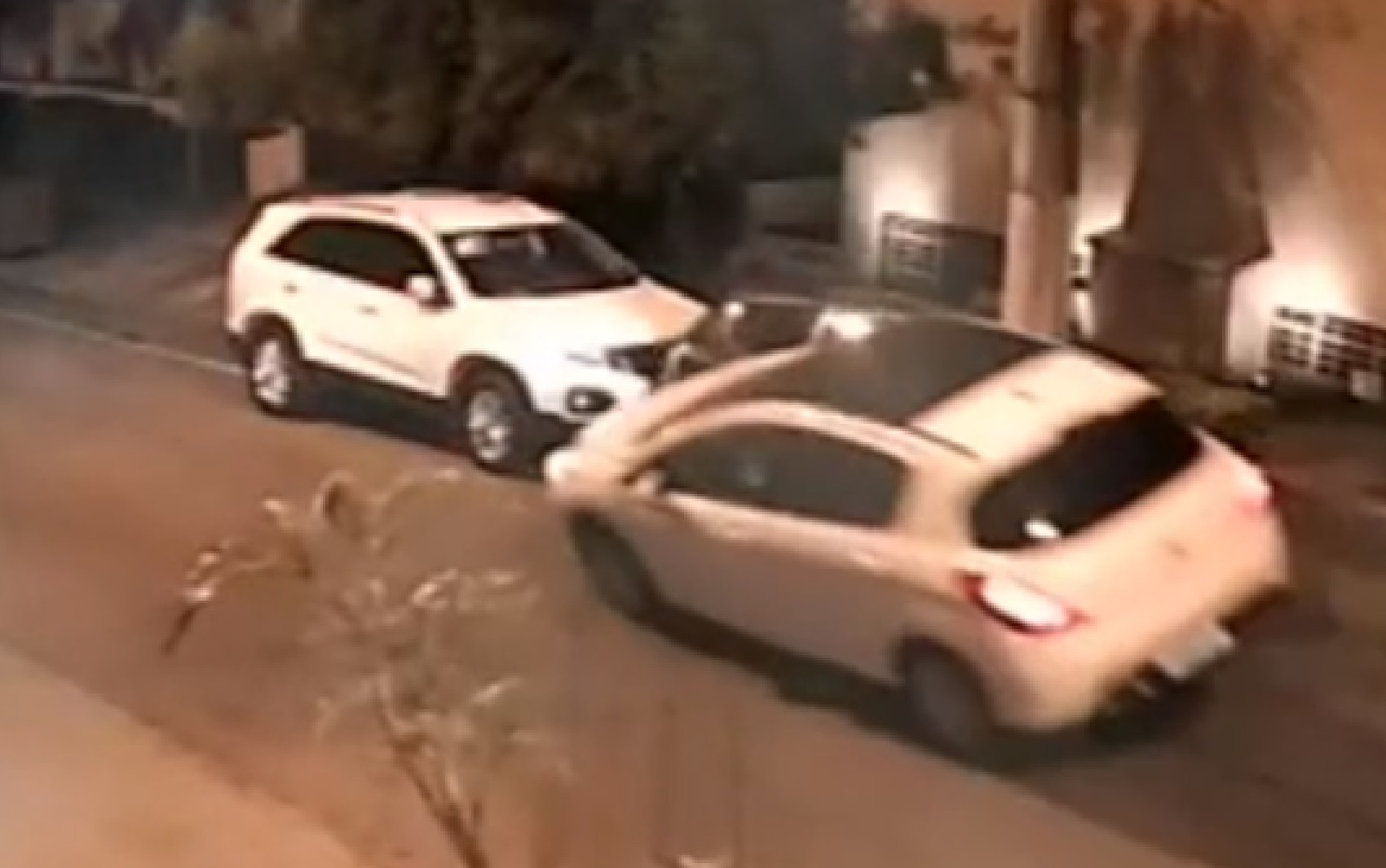 Motorista bate em carros estacionados e foge; vídeo
