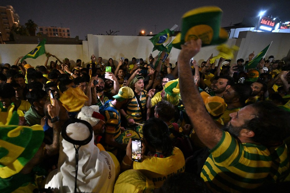 Torcedores do Brasil se reúnem do lado de fora do hotel onde ficará hospedada a equipe brasileira, em Doha