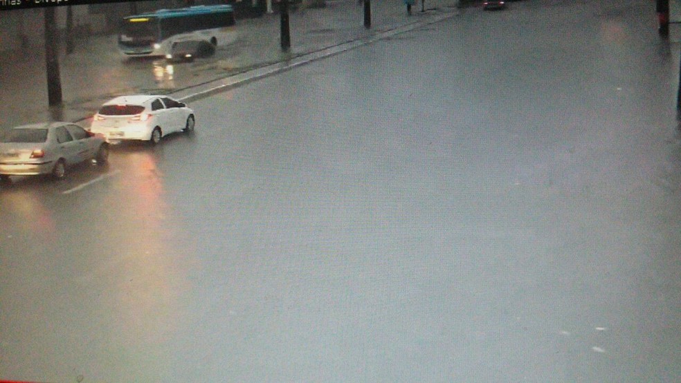Avenida Mascarenhas de Moraes, na Zona Sul do Recife, ficou inundada na madrugada desta quarta-feira (11) (Foto: Danilo Cesar/TV GLobo)
