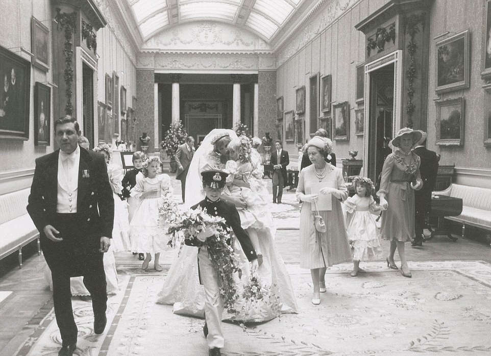  Fotos inéditas do casamento de Lady Di e Príncipe Charles vão à leilão (Foto: Reprodução)