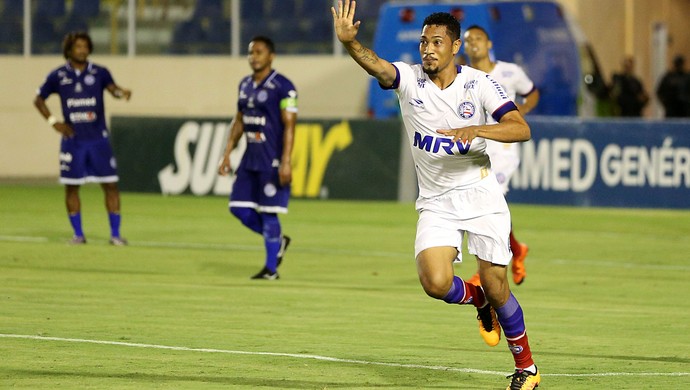 Hernane gol Confiança x Bahia (Foto: JORGE HENRIQUE - Agência Estado)