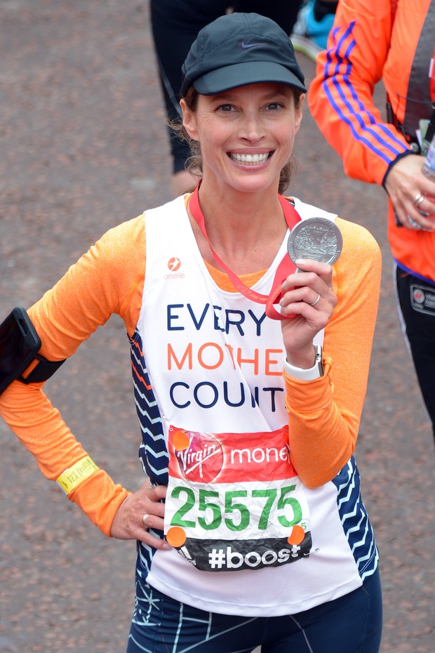 A ex-modelo Christy Turlington após terminar a Maratona de Londres 2015 (Foto: Getty Images)