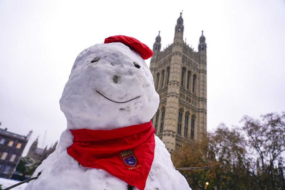 Imagem de boneco de neve na frente  torre de Westminster, em Londres, em 12 de dezembro de 2022 — Foto: Alberto Pezzali/AP