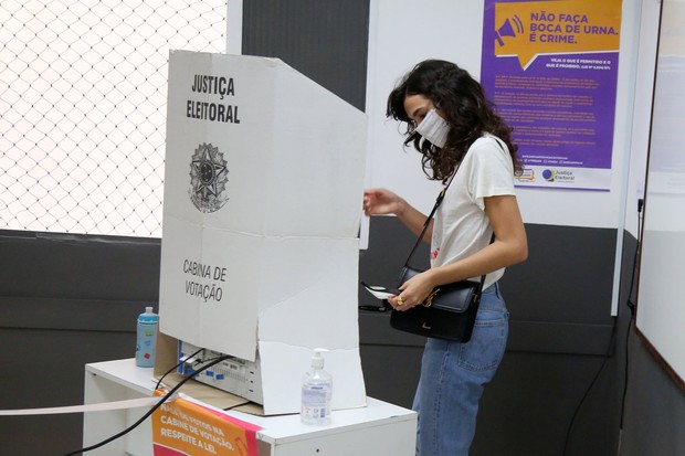 Bruna Marquezine votando (Foto: Francisco Silva/Agnews)