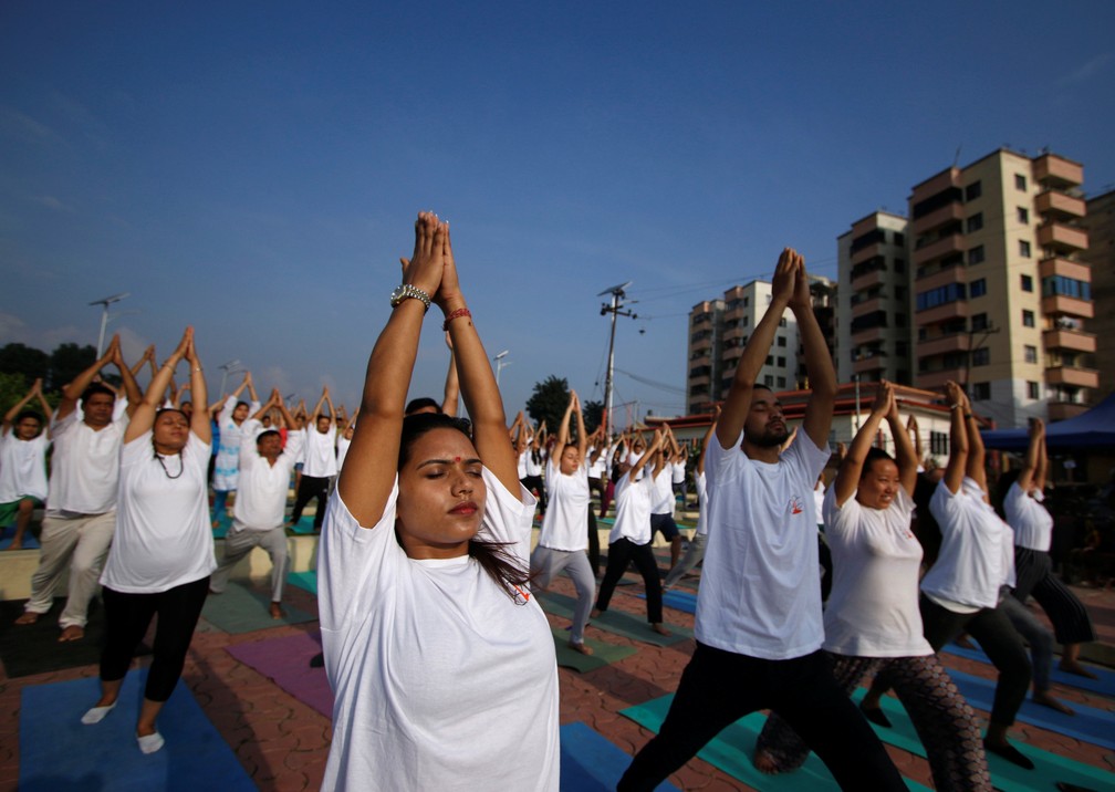Praticantes de yoga durante o Dia Internacional da Yoga em Kathmandu, no Nepal — Foto: Monika Deupala/Reuters