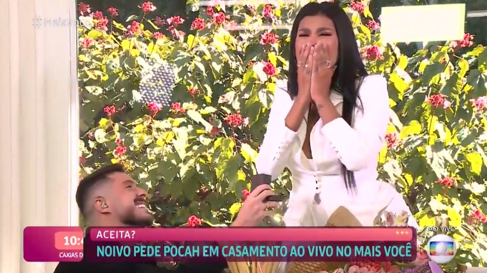 Pocah é pedida em casamento pelo noivo, Ronan. Pedido foi feito ao vivo, no 'Mais Você' — Foto: TV Globo