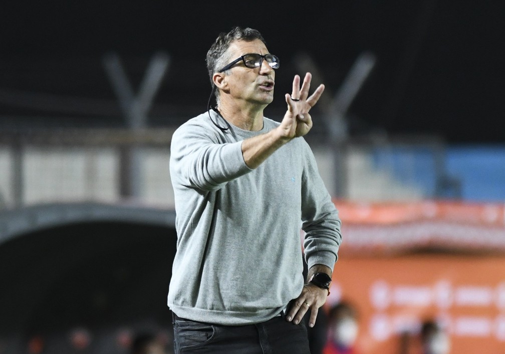Juan Antonio Pizzi comanda o Racing e teve seu nome especulado — Foto: Divulgação/Twitter