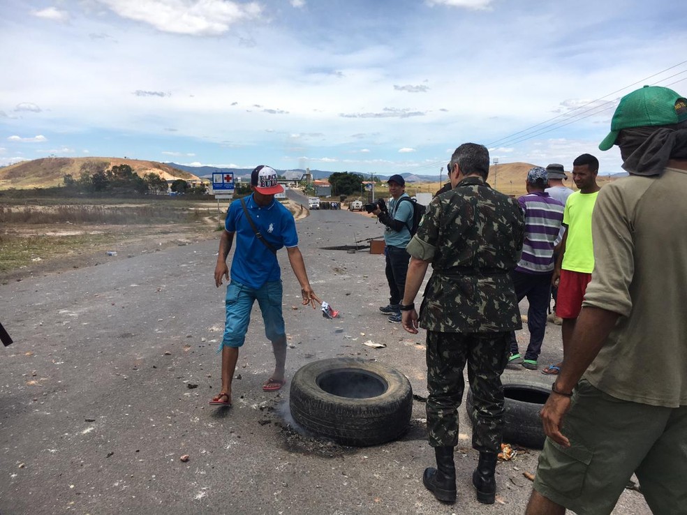 Venezuelanos queimam pneus na fronteira com o Brasil, na região de Pacaraima (RR). — Foto: Emily Costa/G1
