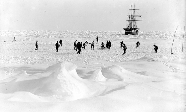 Endurance: Tripulação jogando futebol com navio encalhado no gelo