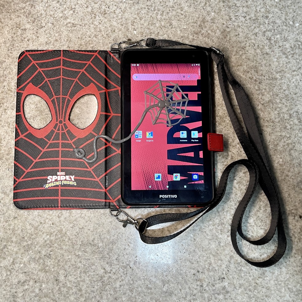 Positivo Twist Tab Spidey: acessórios que transformam o tablet em brinquedo — Foto: Henrique Martin/g1