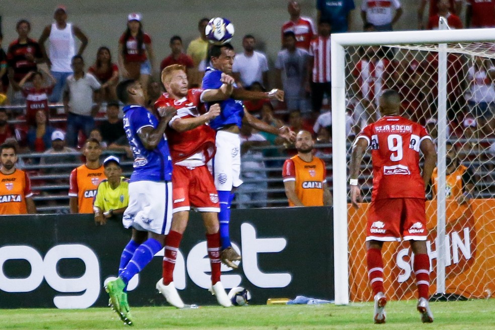 Fernandes destacou ofensividade do volante Ferrugem — Foto: Ailton Cruz/Gazeta de Alagoas