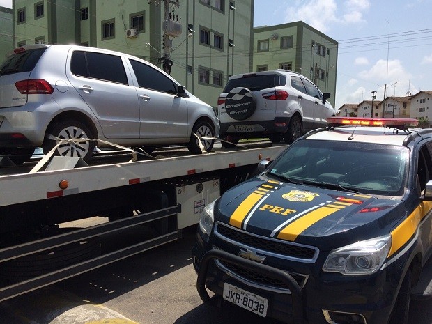 Carros foram recuperados em um condomínio no bairro do Tabuleiro do Martins, em Maceió (Foto: Divulgação/PRF)