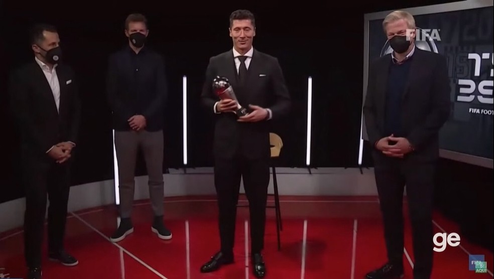 Lewandowski recebe o troféu The Best — Foto: Reprodução