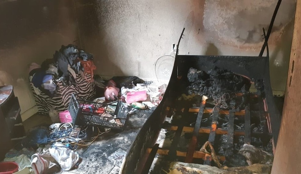 Imóvel apresentava focos de incêndio em vários cômodos — Foto: Corpo de Bombeiros/Divulgação