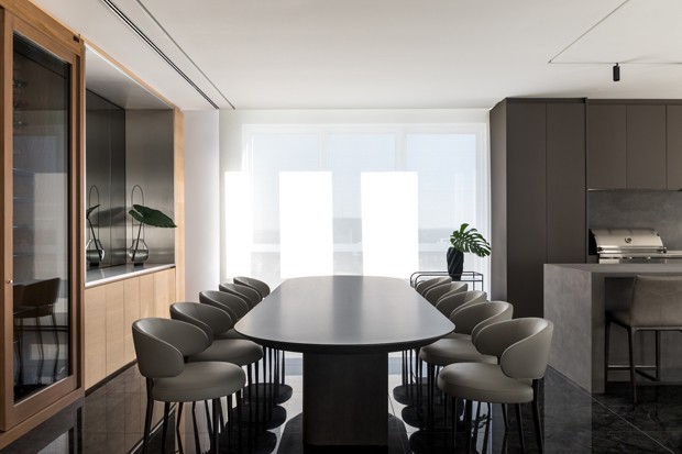 Loft de 550 m² com tons de cinza e muito design no décor (Foto: Eduardo Macarios)