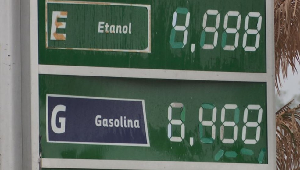 Preço da gasolina em posto de combustíveis em São Carlos — Foto: Reprodução/EPTV