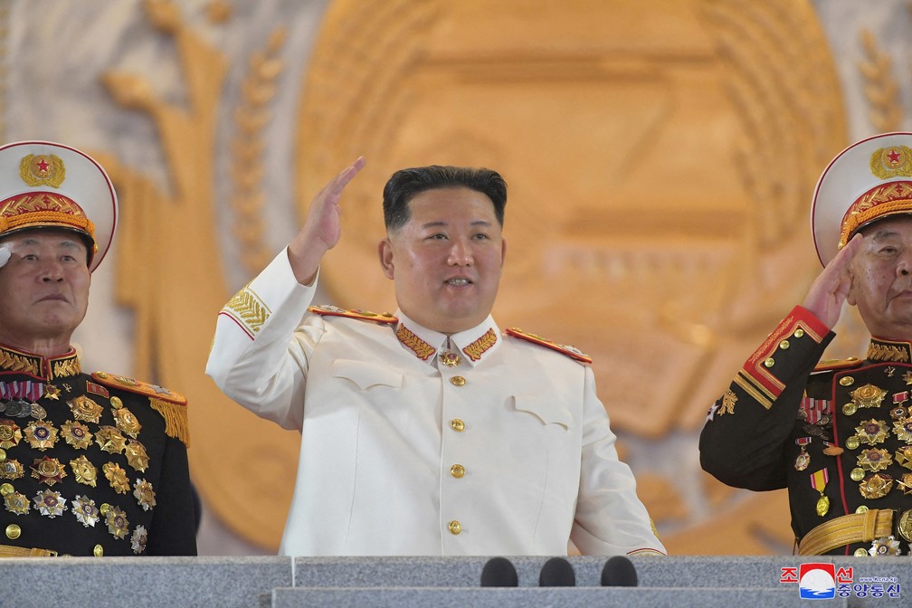 Kim em desfile em Pyongyang na noite desta segunda (25) &mdash; Foto:  KCNA via Reuters