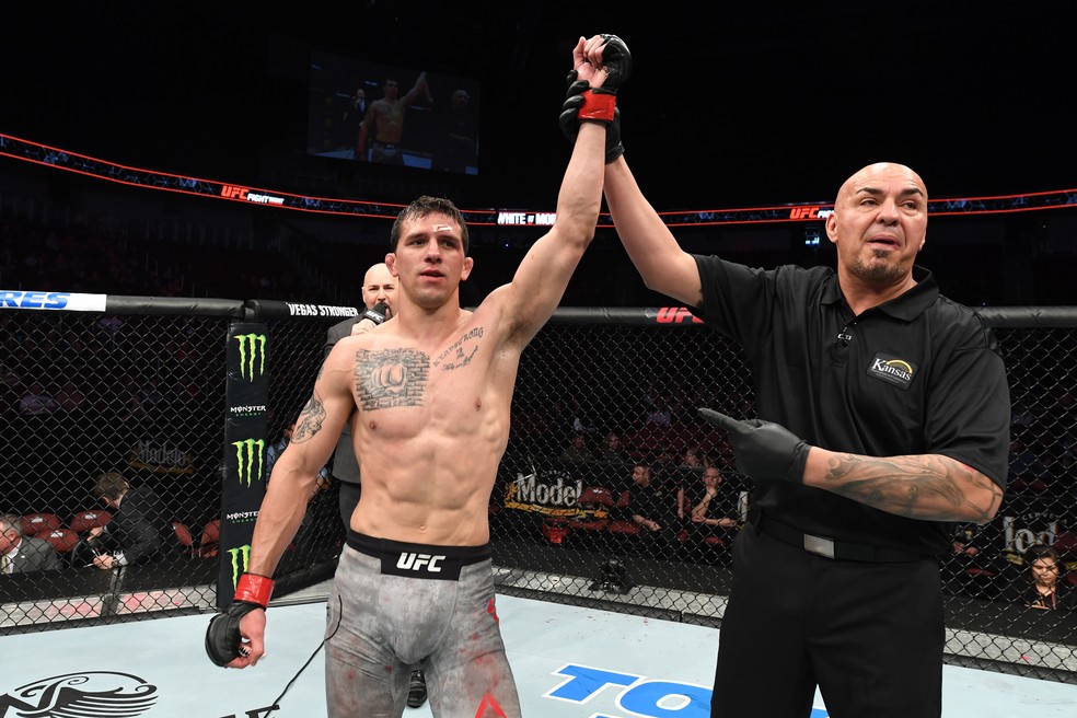Alex White, mesmo cortado na testa, vence Dan Moret â?? Foto: Getty Images